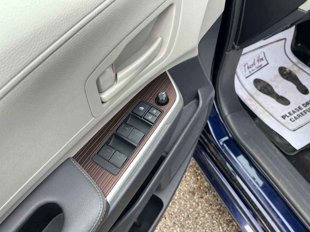 2021 Toyota Sienna LE 8 Passenger