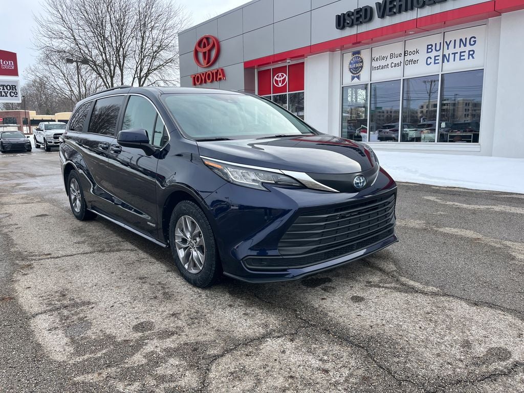 2021 Toyota Sienna LE 8 Passenger