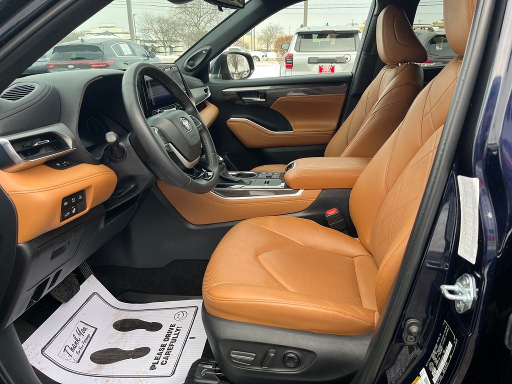 2025 Toyota Highlander Hybrid Platinum