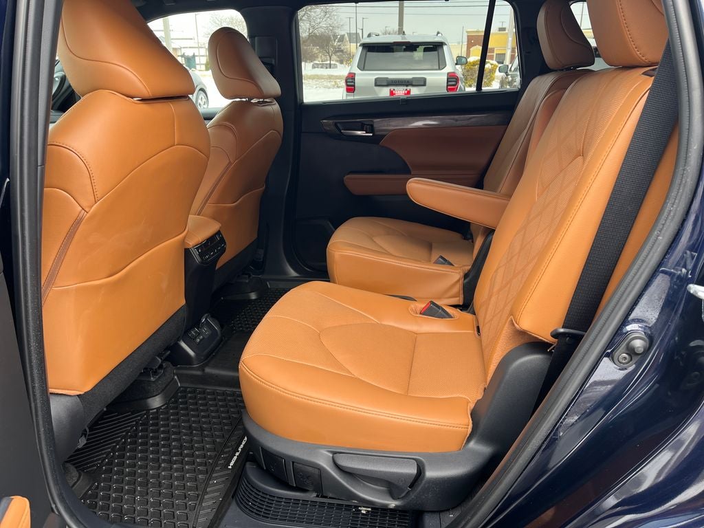 2025 Toyota Highlander Hybrid Platinum