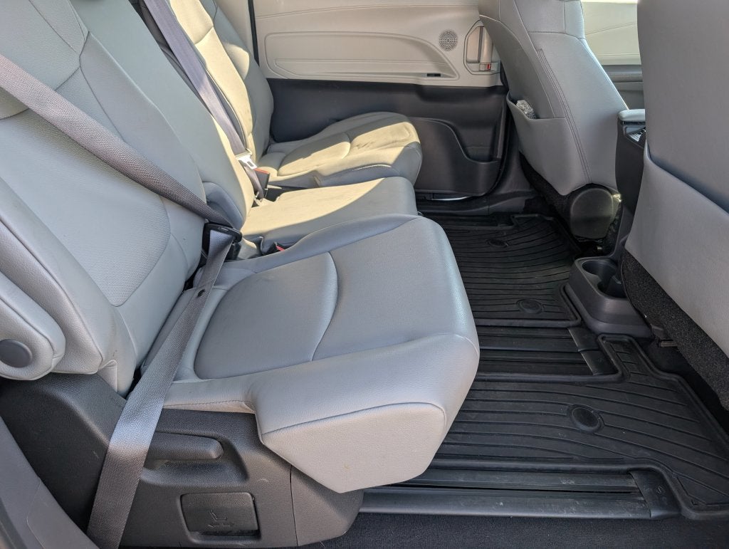 2022 Toyota Sienna XLE 8 Passenger