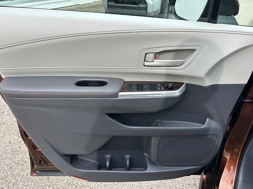 2023 Toyota Sienna LE 8 Passenger