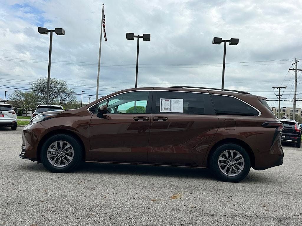 2023 Toyota Sienna LE 8 Passenger