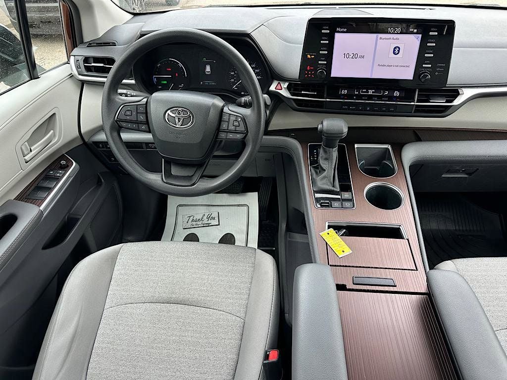2023 Toyota Sienna LE 8 Passenger