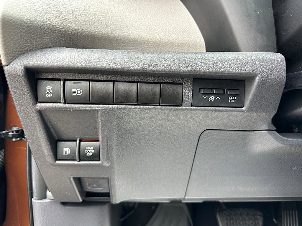 2023 Toyota Sienna LE 8 Passenger