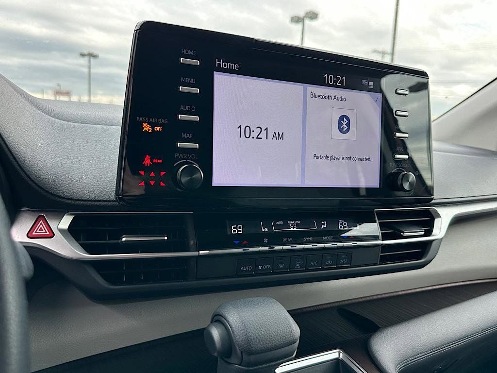 2023 Toyota Sienna LE 8 Passenger