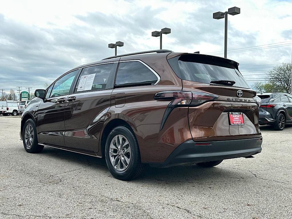 2023 Toyota Sienna LE 8 Passenger