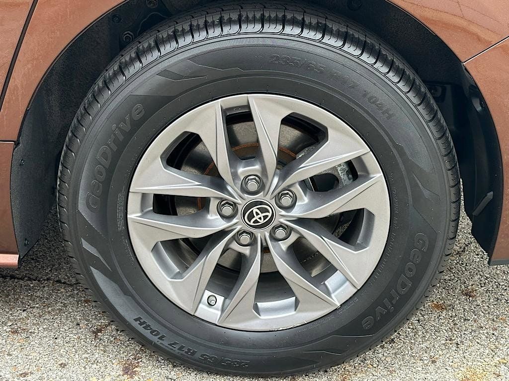 2023 Toyota Sienna LE 8 Passenger