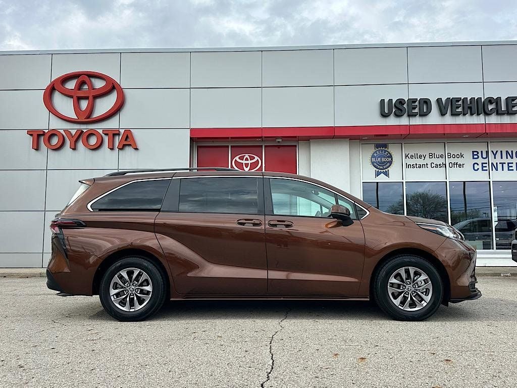 2023 Toyota Sienna LE 8 Passenger