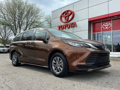 2023 Toyota Sienna LE 8 Passenger