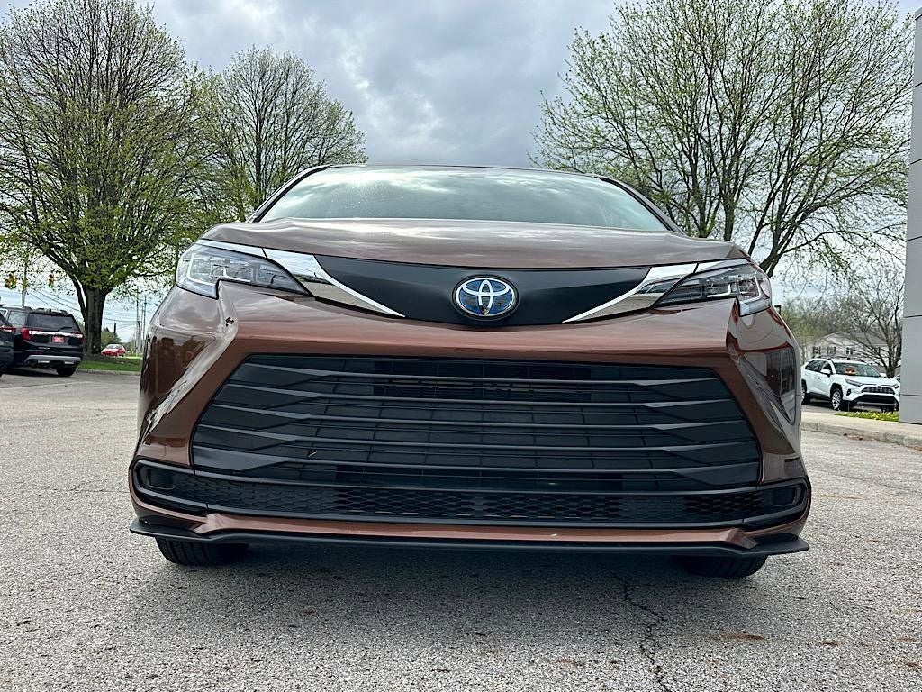 2023 Toyota Sienna LE 8 Passenger