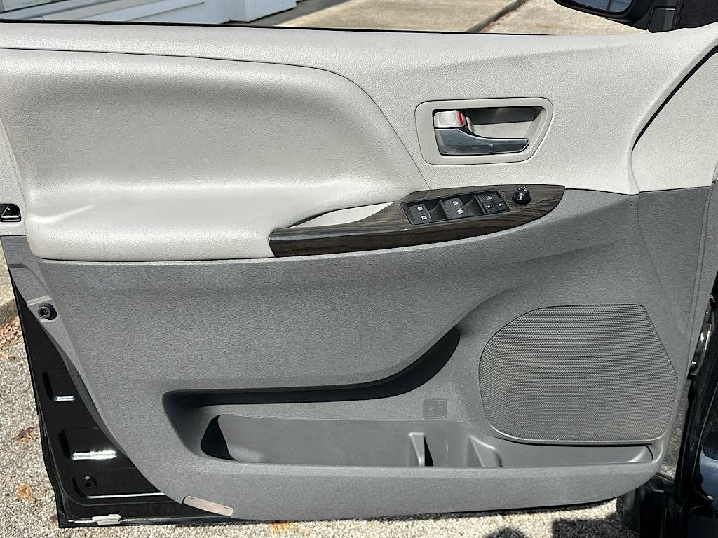 2016 Toyota Sienna XLE 8 Passenger