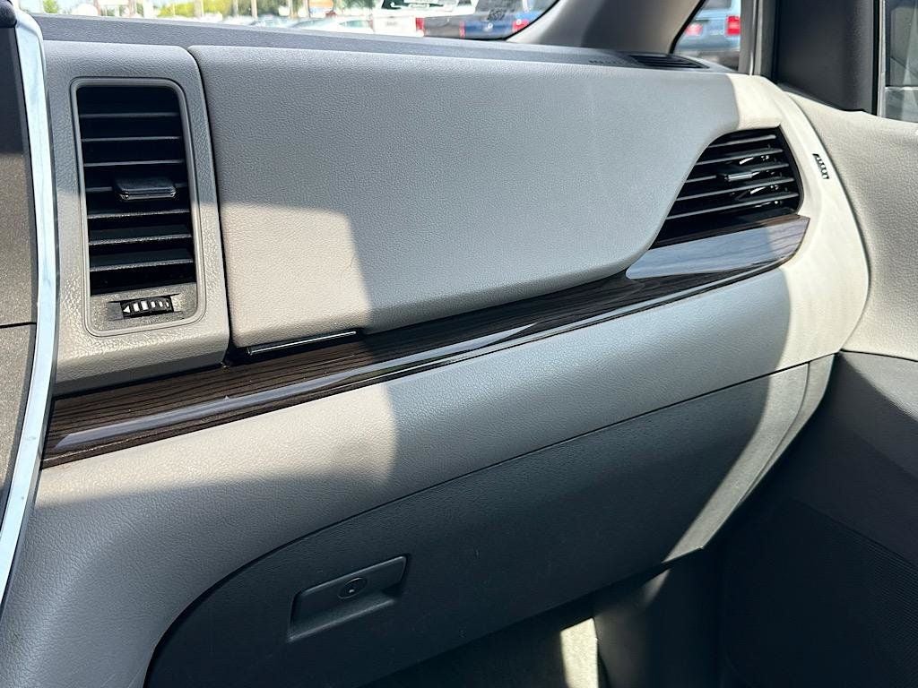 2016 Toyota Sienna XLE 8 Passenger