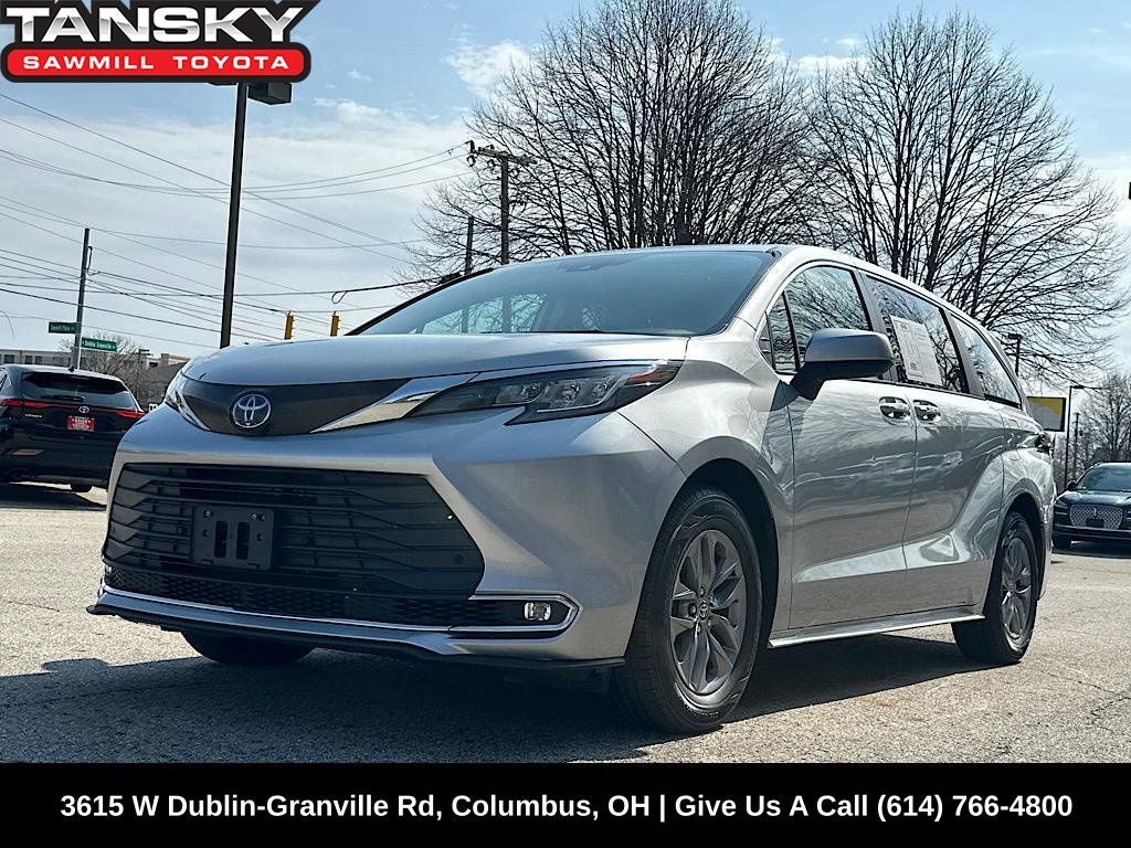 2022 Toyota Sienna XLE 8 Passenger