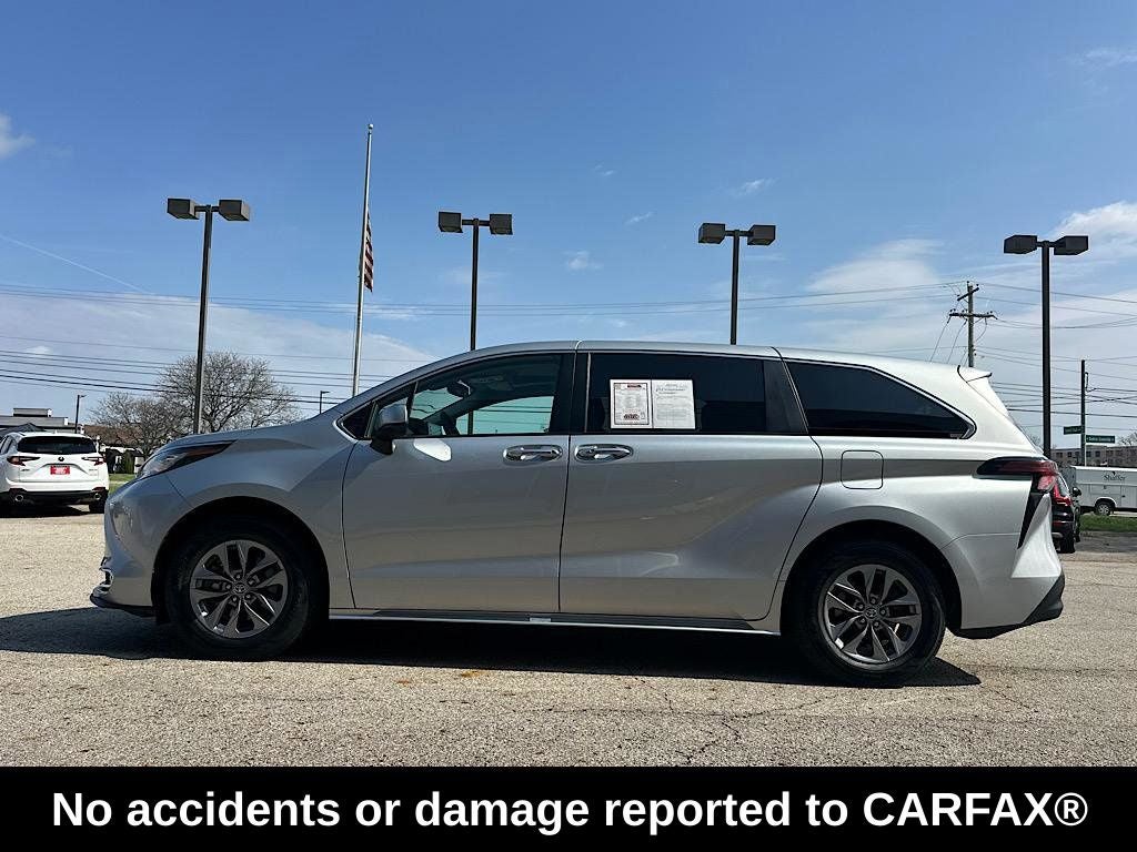 2022 Toyota Sienna XLE 8 Passenger