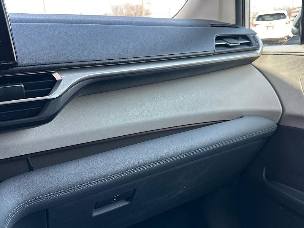 2022 Toyota Sienna XLE 8 Passenger