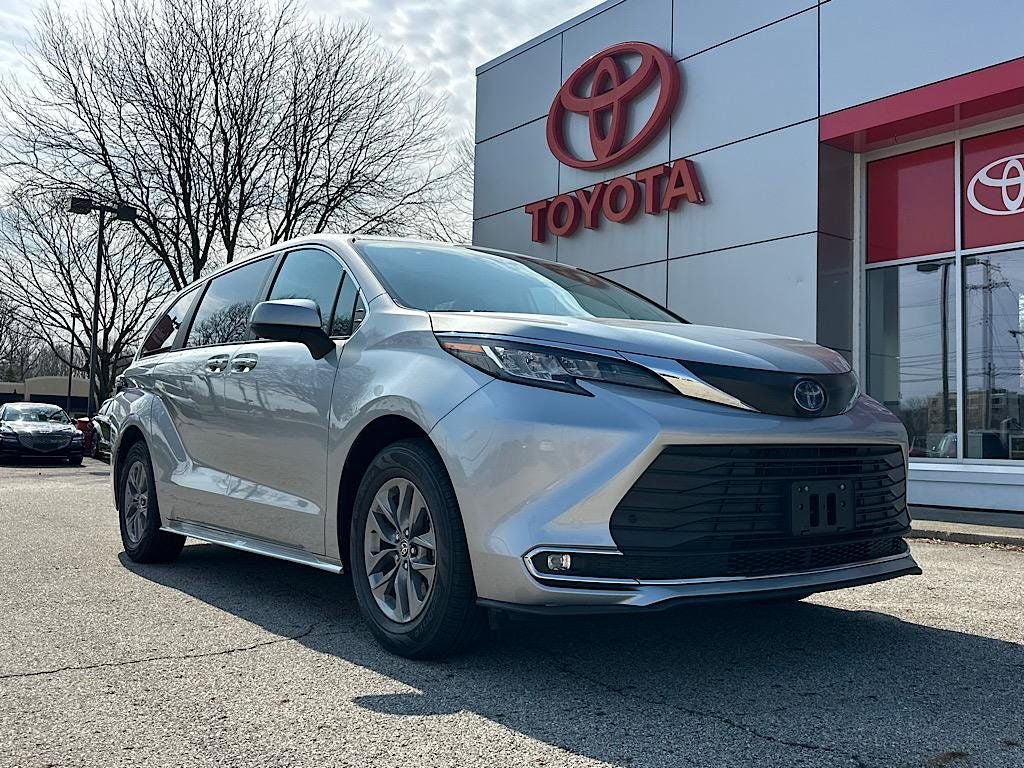 2022 Toyota Sienna XLE 8 Passenger