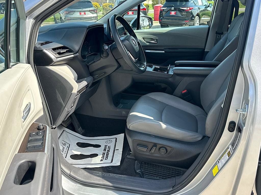 2022 Toyota Sienna XLE 8 Passenger