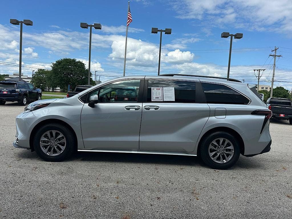 2024 Toyota Sienna XLE 8 Passenger
