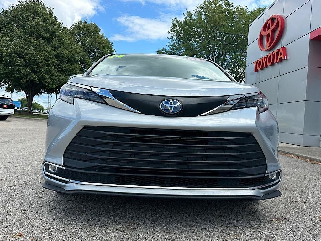 2024 Toyota Sienna XLE 8 Passenger