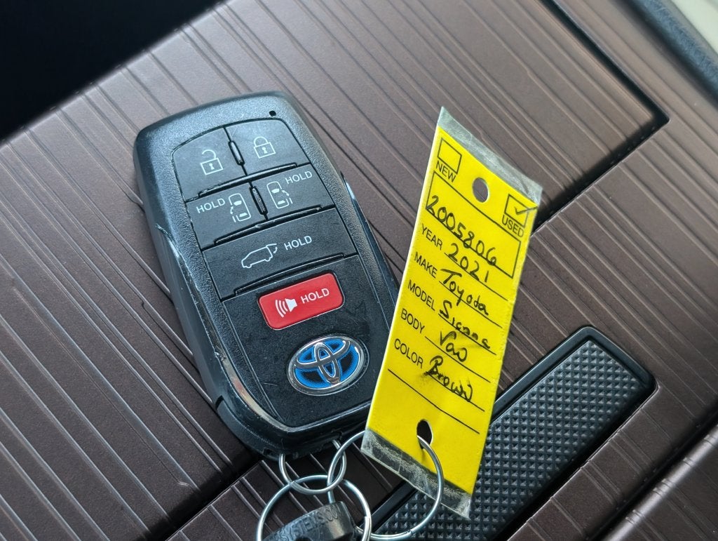 2021 Toyota Sienna XLE 8 Passenger