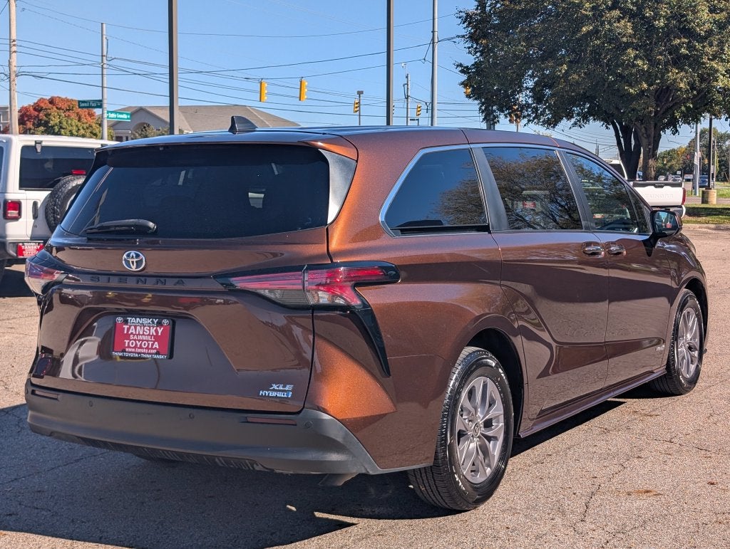 2021 Toyota Sienna XLE 8 Passenger