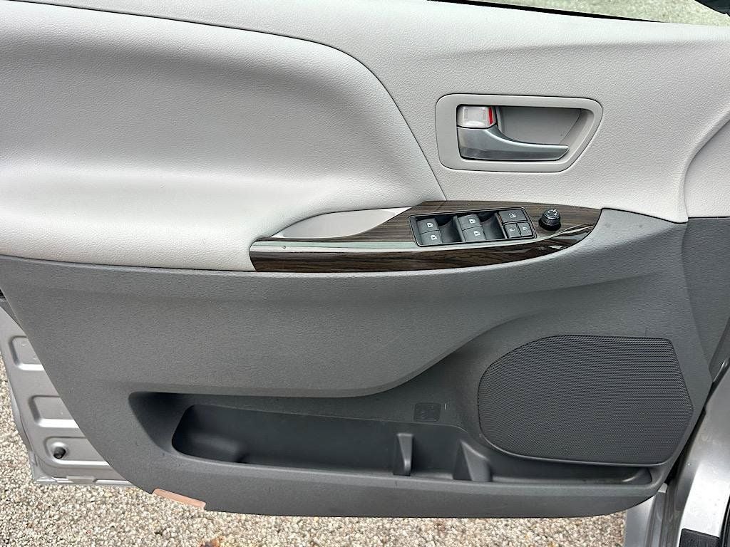 2017 Toyota Sienna XLE 8 Passenger