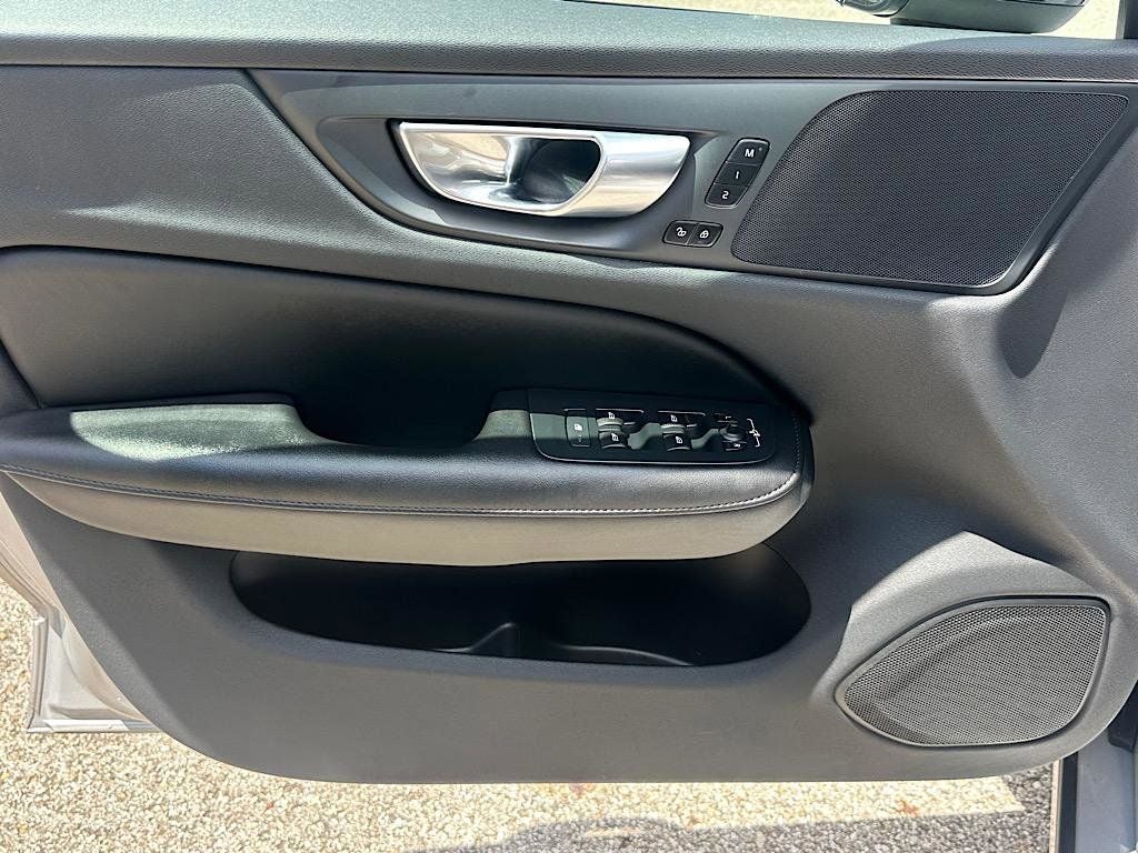 2024 Volvo S60 B5 Core Dark Theme