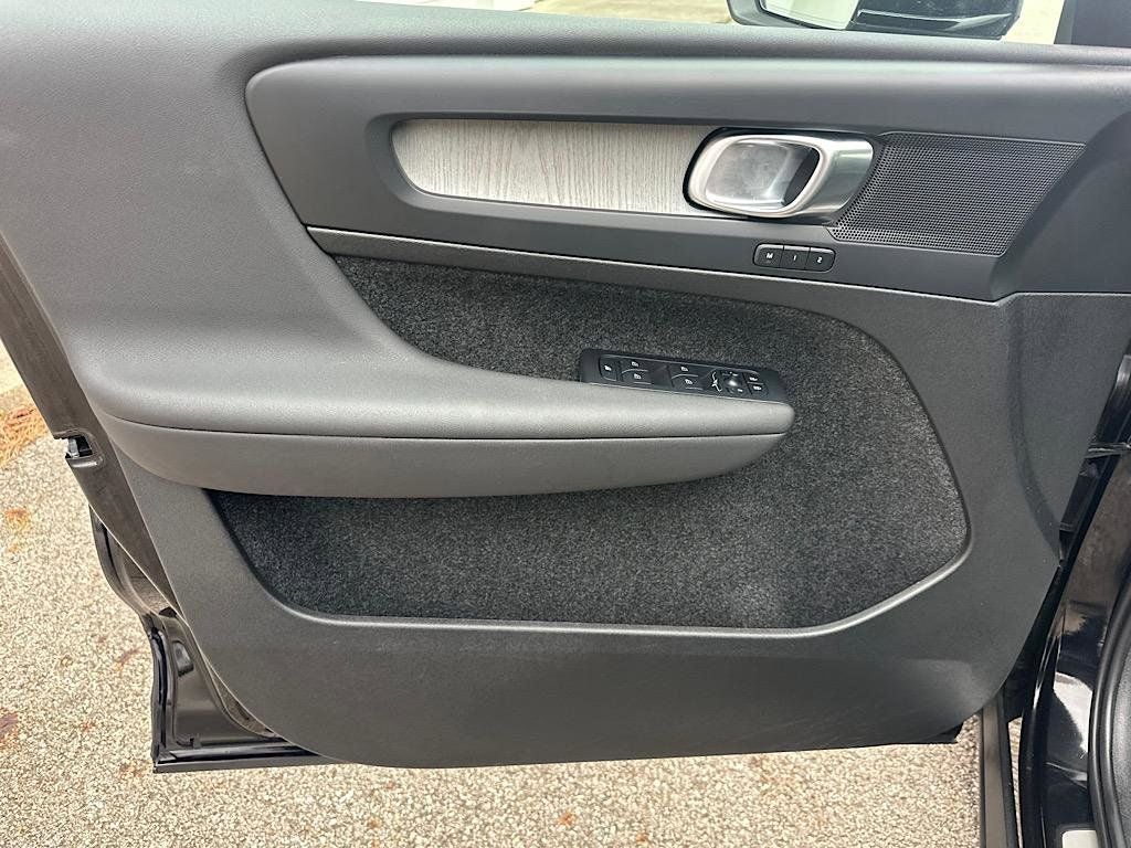 2025 Volvo XC40 B5 Core