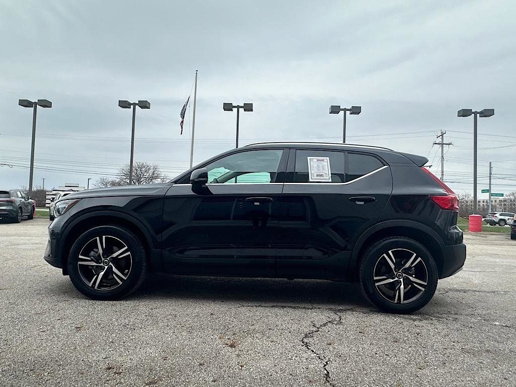 2025 Volvo XC40 B5 Core