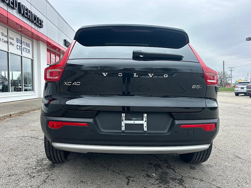 2025 Volvo XC40 B5 Core