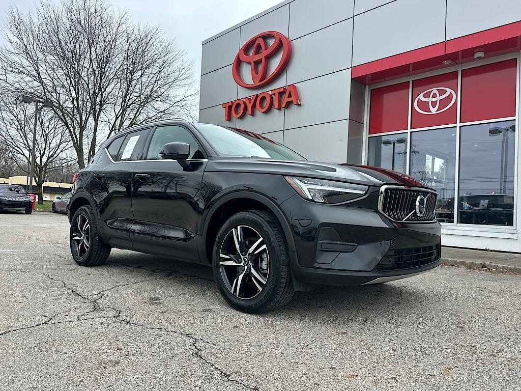 2025 Volvo XC40 B5 Core