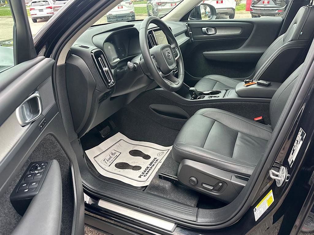 2025 Volvo XC40 B5 Core