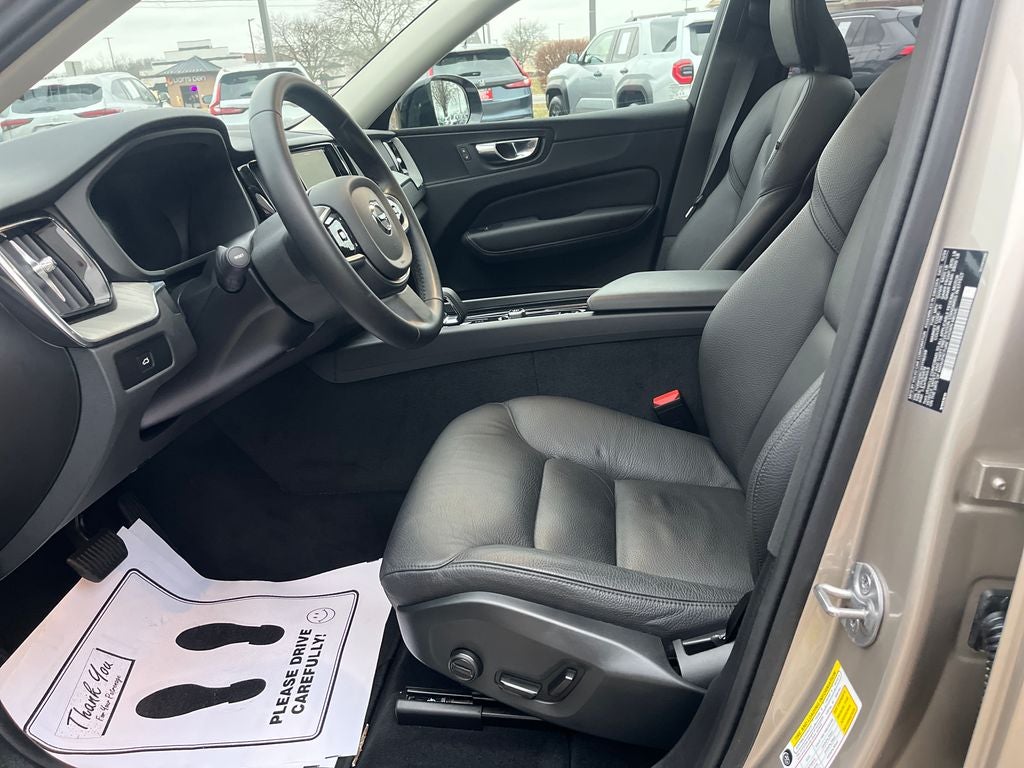 2025 Volvo XC60 B5 Plus